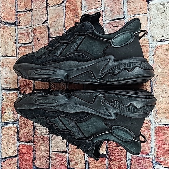 Adidas Ozweego LOWTOP SNEAKERS,  WOMANS SIZE 10 EUC - Picture 7 of 12